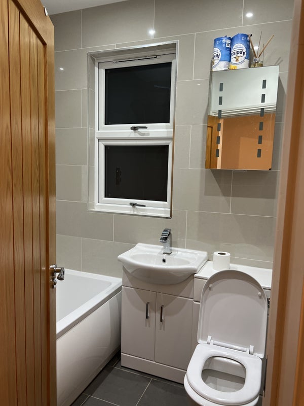 Room Woodville Road in Greater London