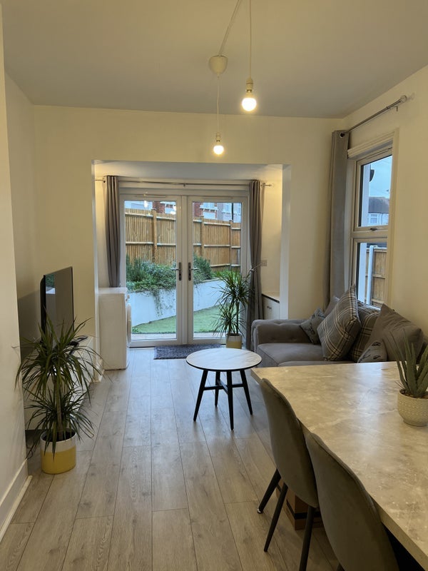 Room Woodville Road in Greater London