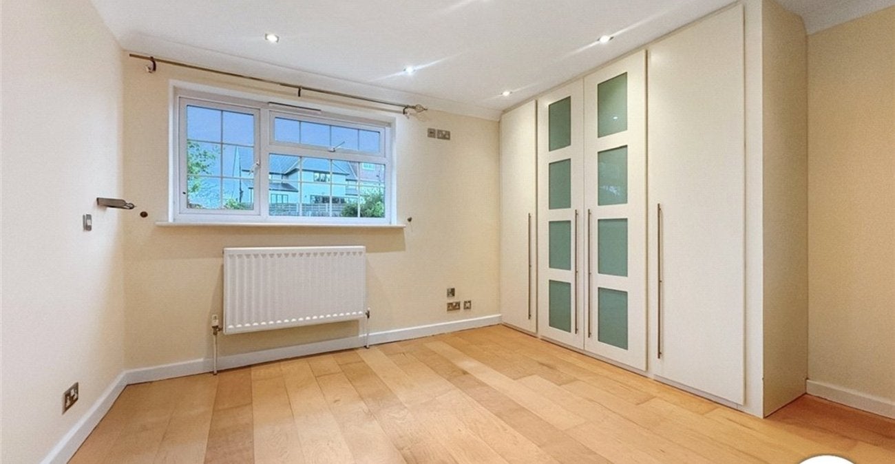 House Ridgeway Crescent in Greater London