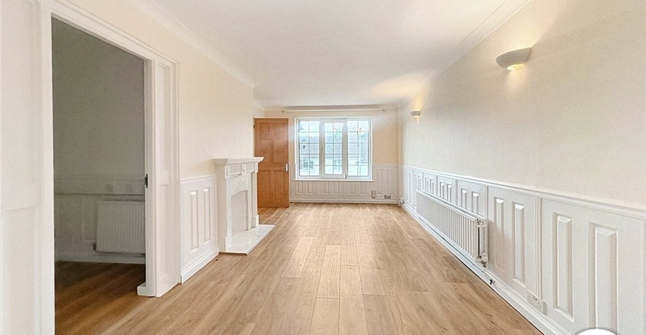 House Ridgeway Crescent in Greater London