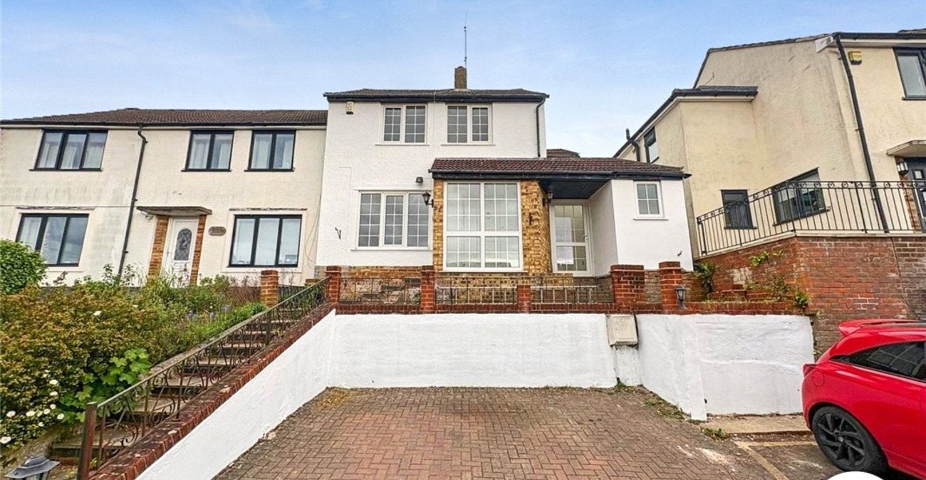 House Ridgeway Crescent in Greater London