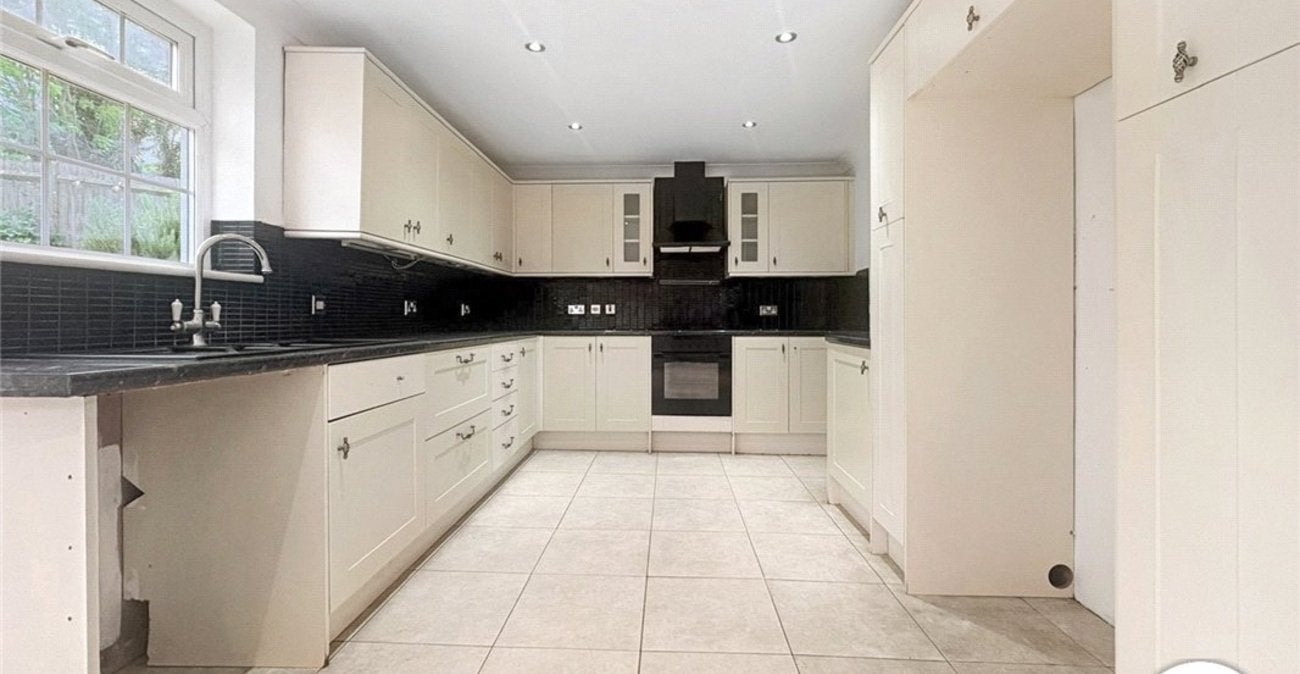 House Ridgeway Crescent in Greater London