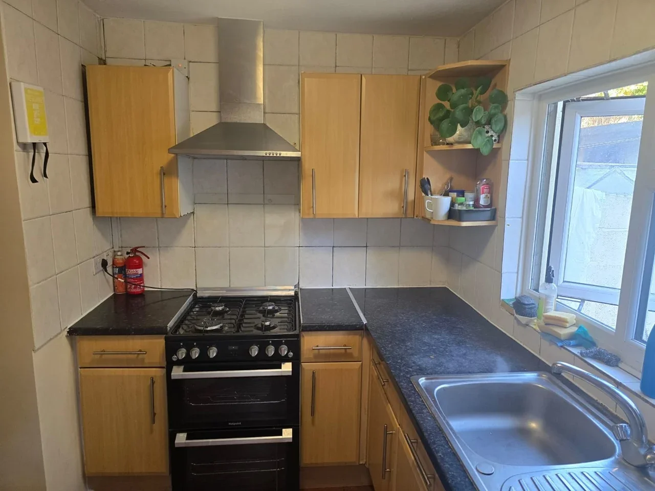 Room Warren Road in Greater London
