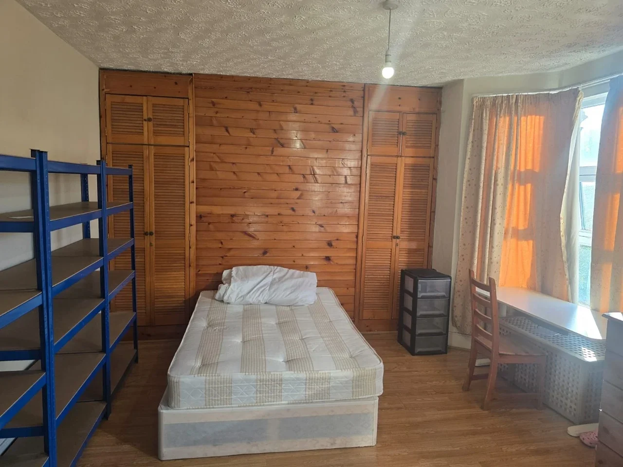 Room Warren Road in Greater London