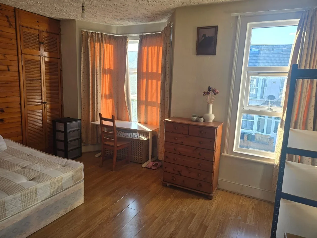 Room Warren Road in Greater London