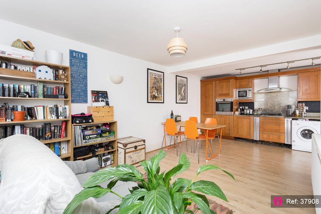 Flat Kirkdale in Greater London