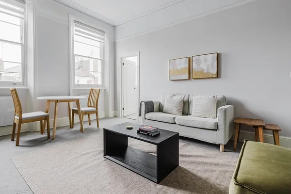 Flat Elgin Crescent in London