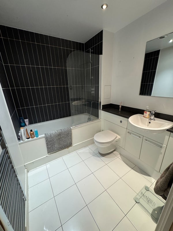 Room Mapleton Road in Greater London