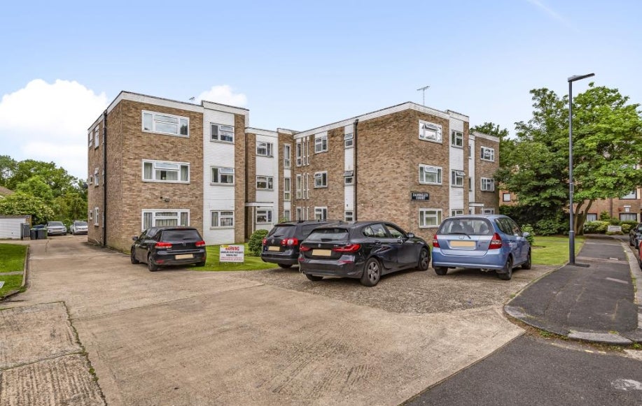 Flat Honeypot Lane in Greater London