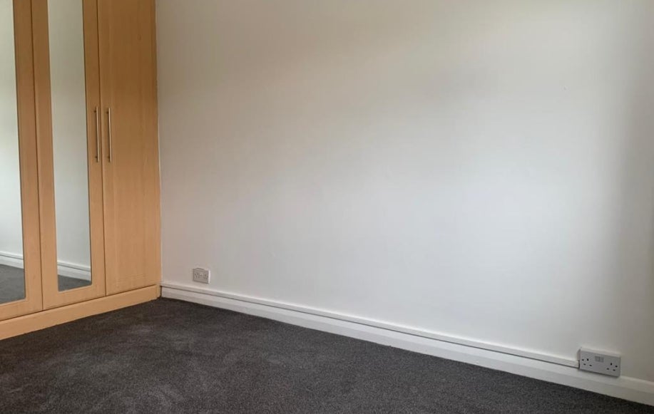 Flat Honeypot Lane in Greater London