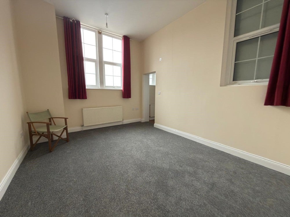 Flat Midland Road in Bedford