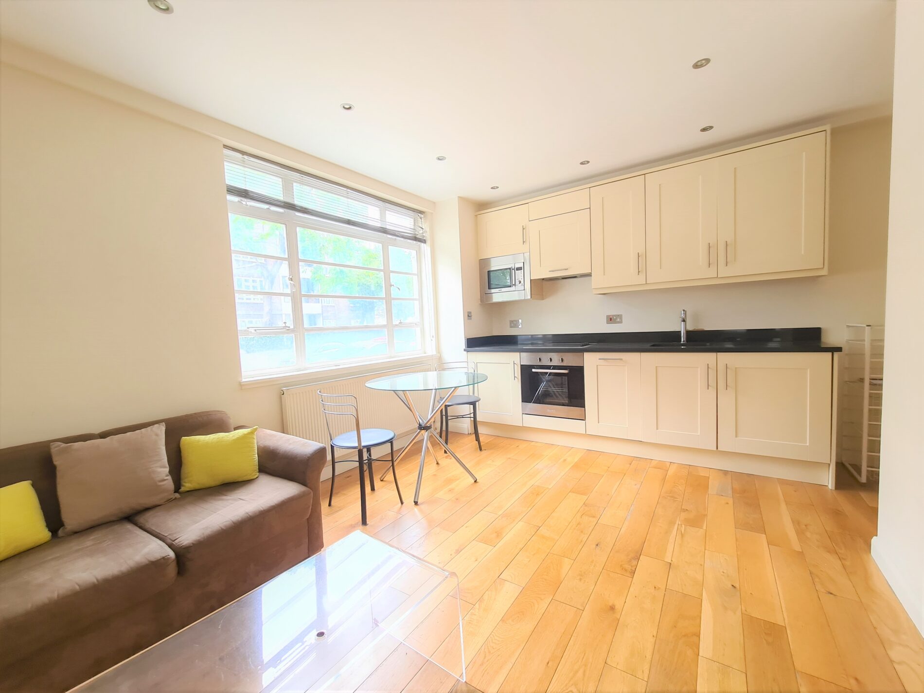 Flat Sloane Avenue in Greater London