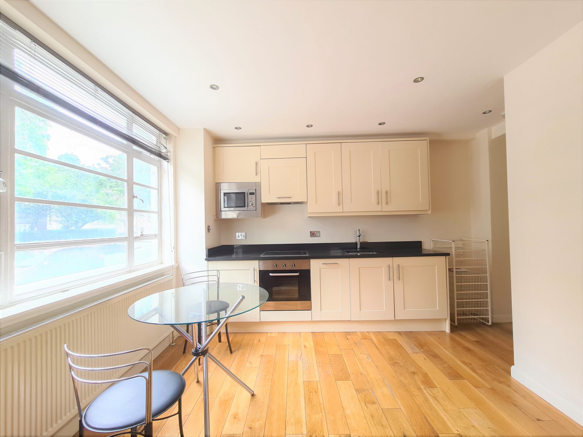 Flat Sloane Avenue in Greater London