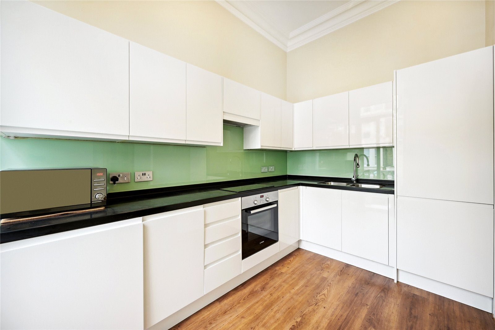 Flat Penywern Road in Greater London