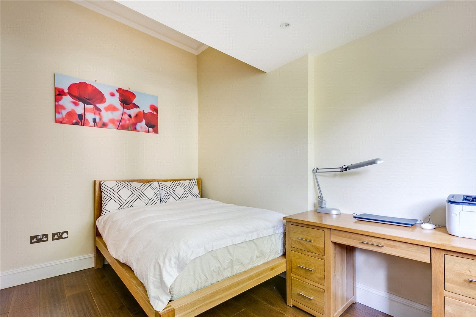 Flat Penywern Road in Greater London