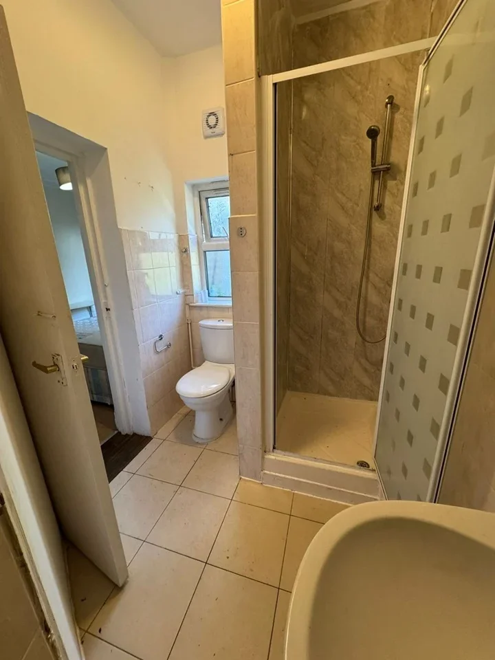 Flat Hanworth Road in Greater London