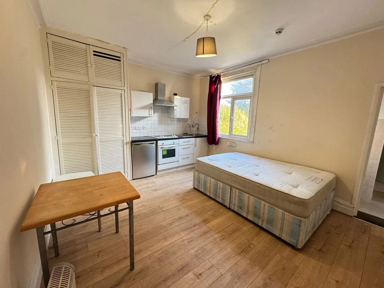 Flat Hanworth Road in Greater London