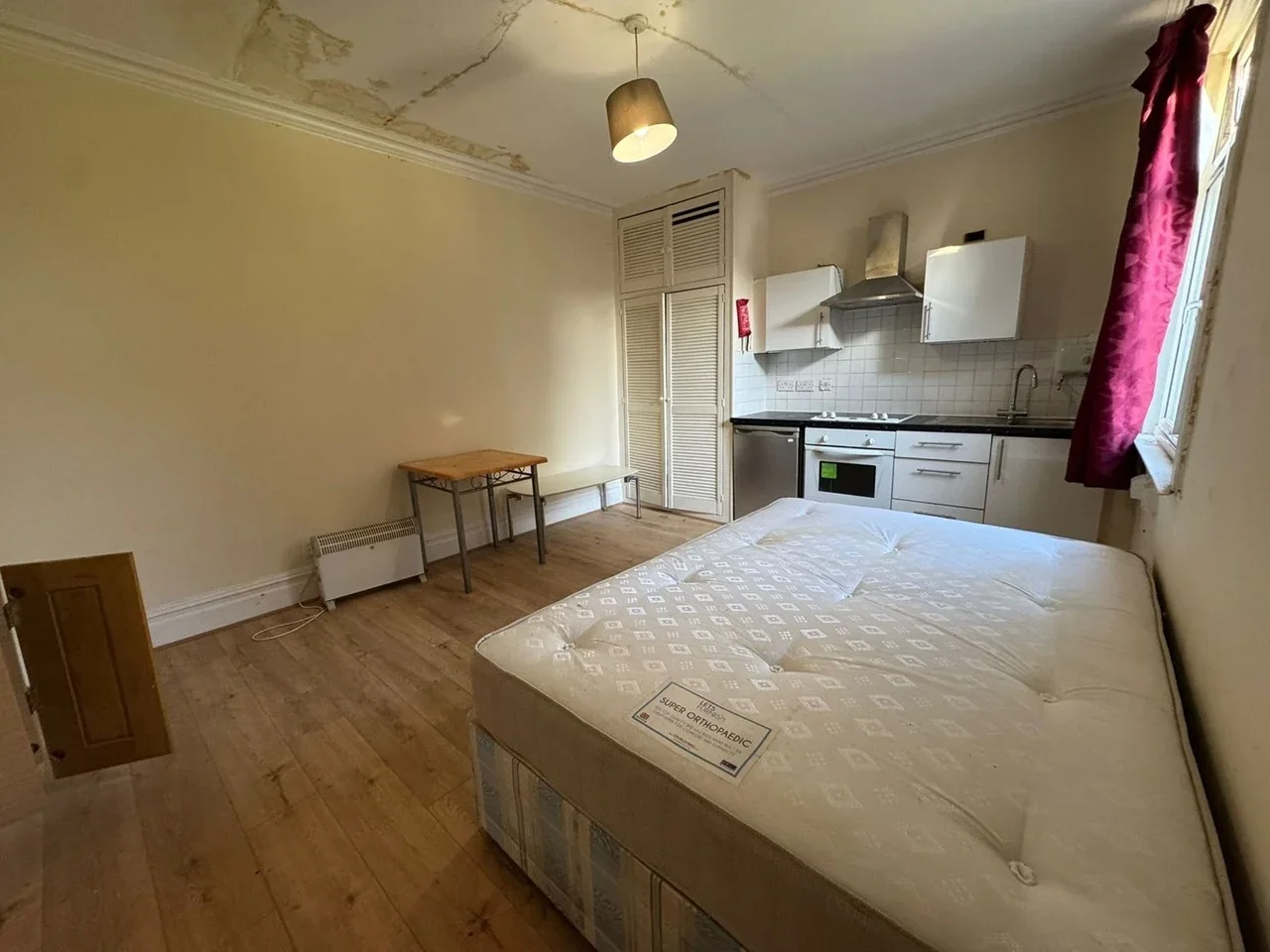 Flat Hanworth Road in Greater London