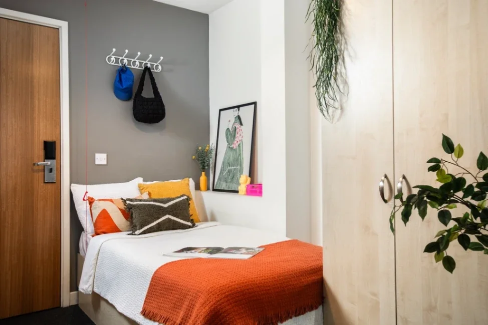 Room Solander Gardens in Greater London