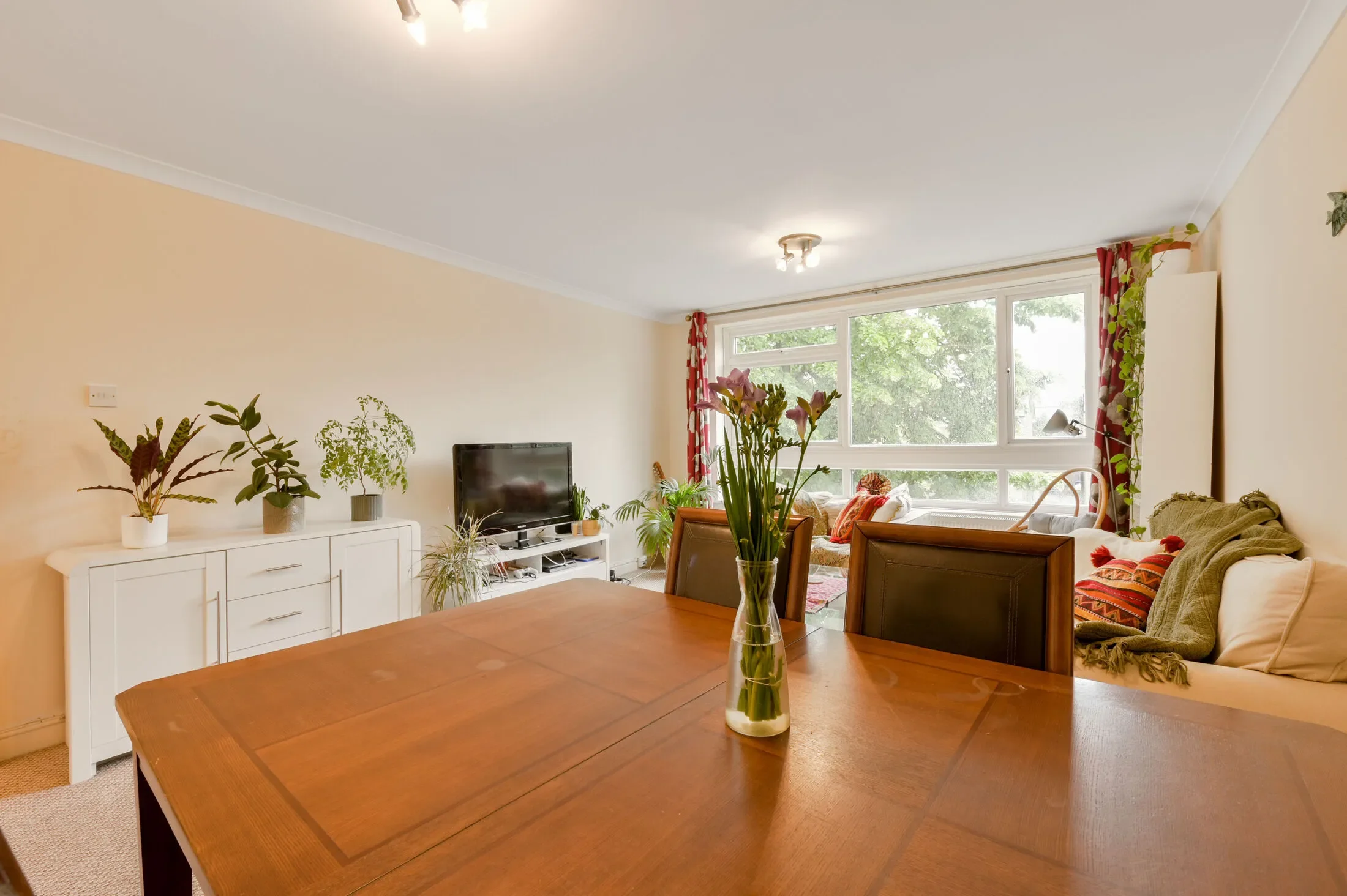 Flat Eaton Rise in Greater London