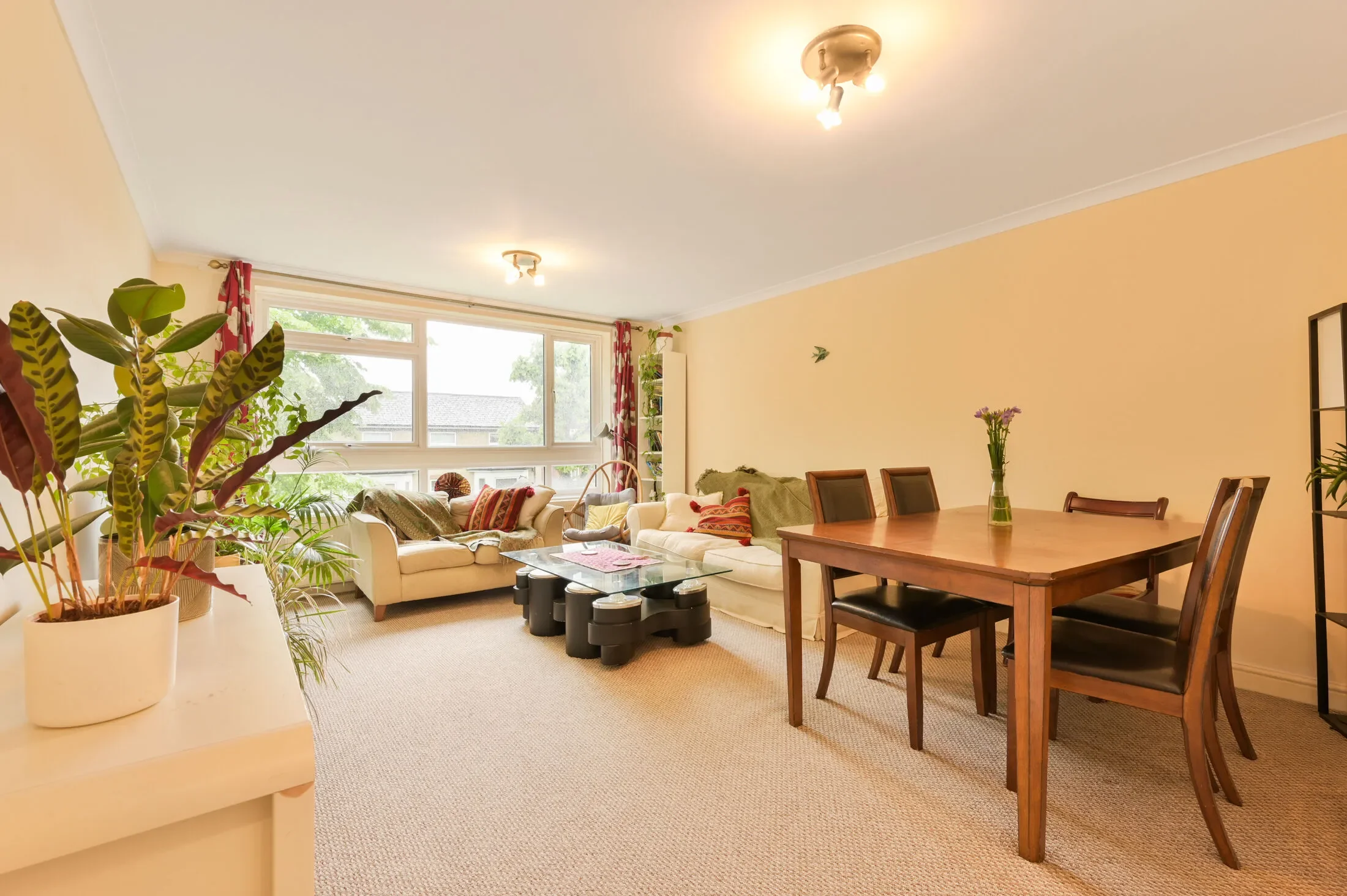 Flat Eaton Rise in Greater London
