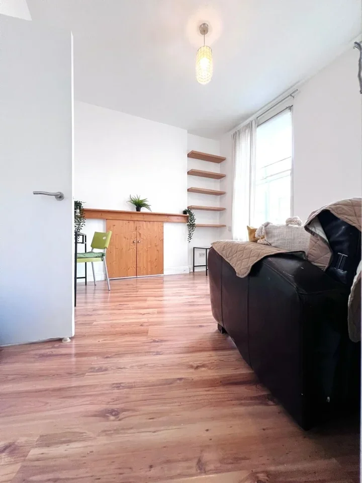 Flat Peckham High Street in Greater London