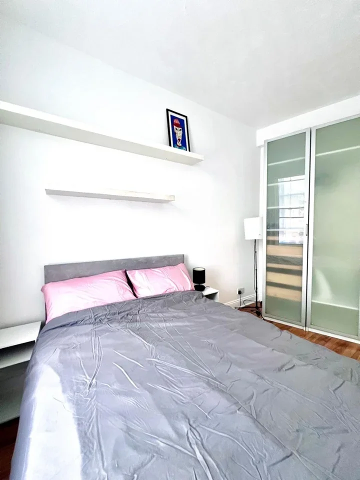 Flat Peckham High Street in Greater London