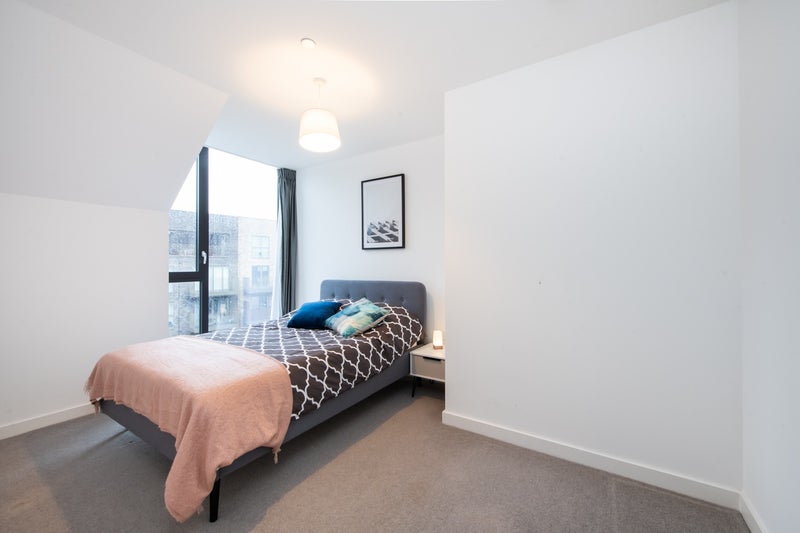 Room Forrester Way in Greater London