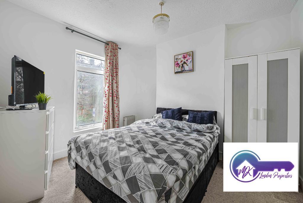 Flat Manthorp Road in Greater London