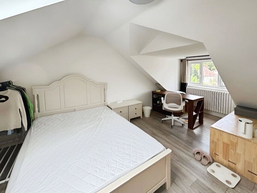 Room Lynwood Avenue in Borough of Runnymede