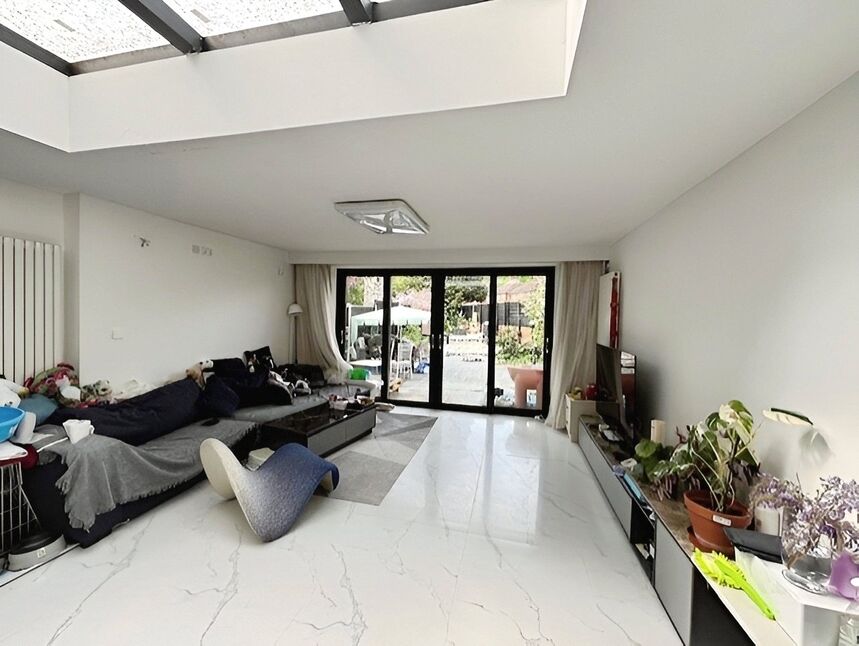 Room Lynwood Avenue in Borough of Runnymede
