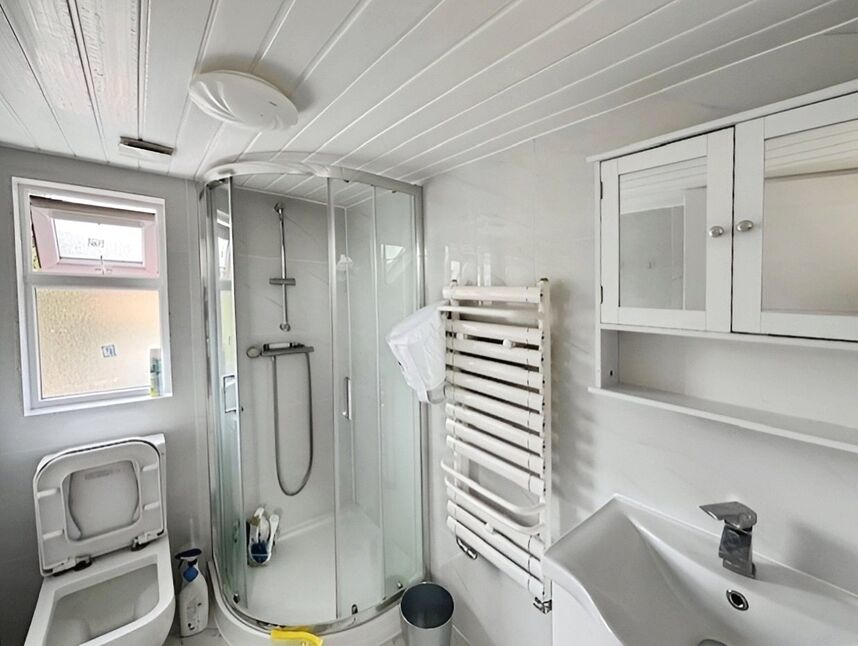 Room Lynwood Avenue in Borough of Runnymede
