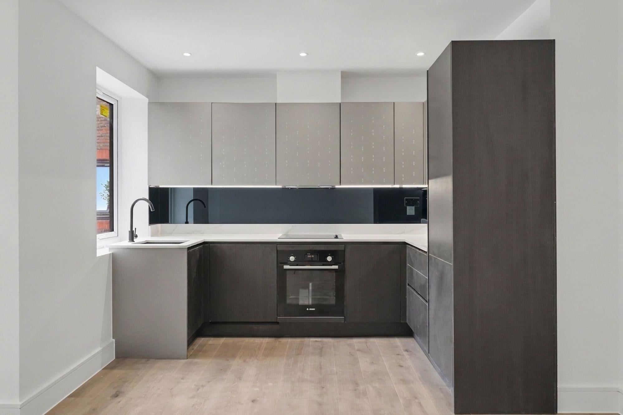 Flat Arbrook Hall in Elmbridge