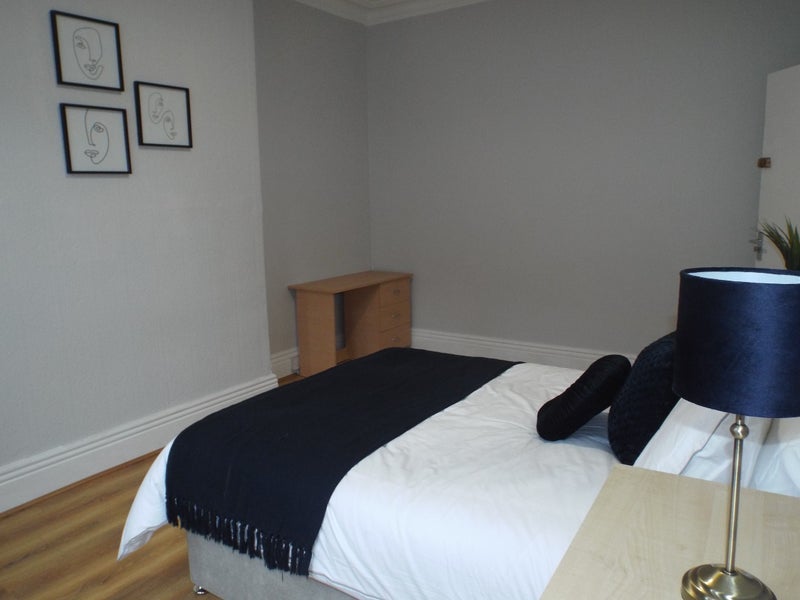 Room Estcourt Avenue in Leeds