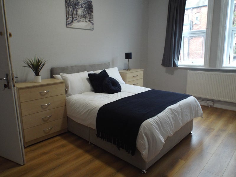 Room Estcourt Avenue in Leeds
