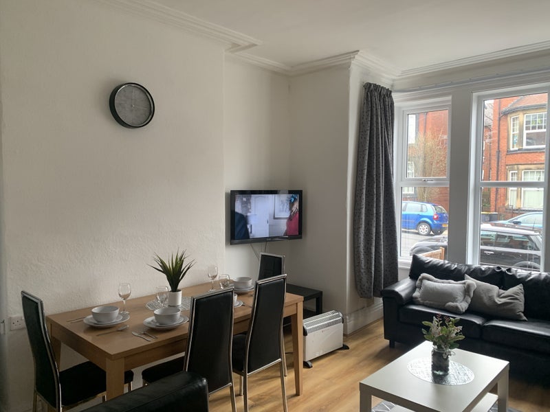 Room Estcourt Avenue in Leeds