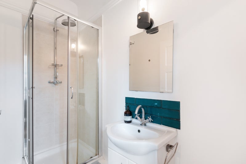 Room Broadwater Road in Greater London