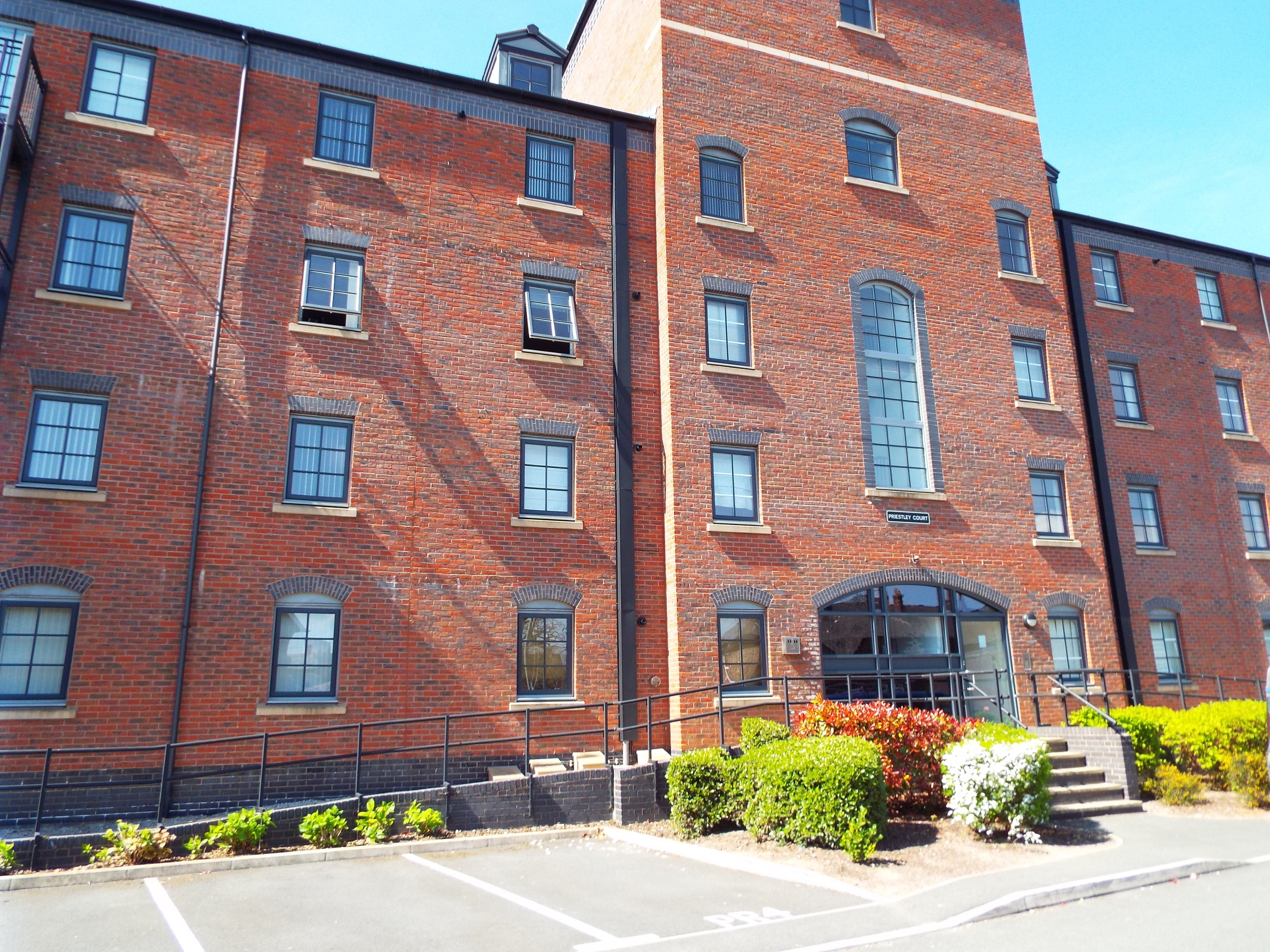 Flat Waterbridge Court in Appleton