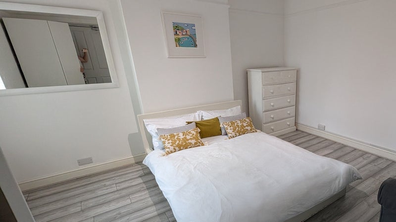 Room Dolphin Road in Slough