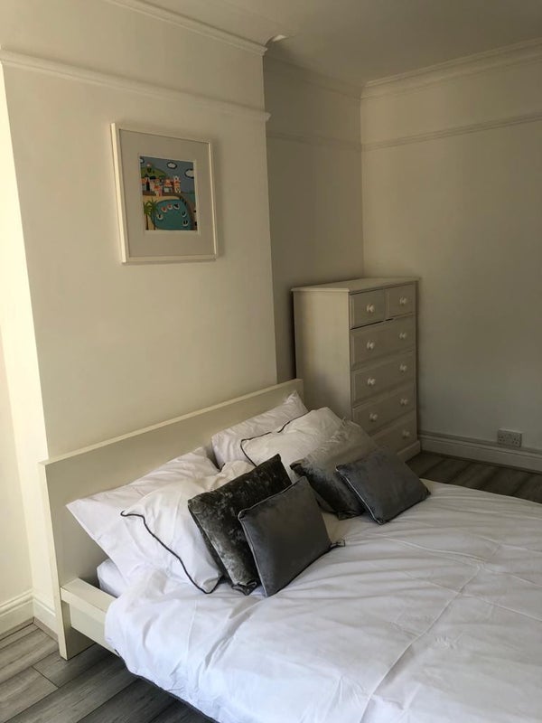 Room Dolphin Road in Slough