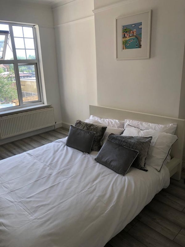 Room Dolphin Road in Slough