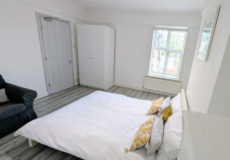 Room Dolphin Road in Slough