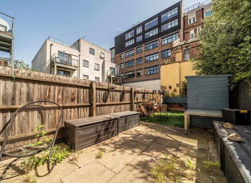 Flat Keystone Crescent in Greater London