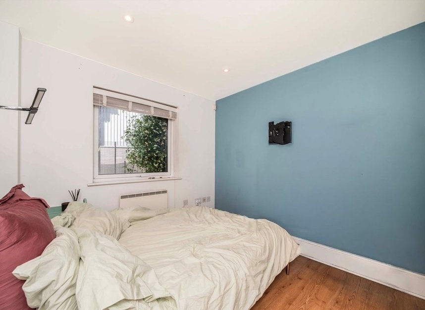 Flat Keystone Crescent in Greater London