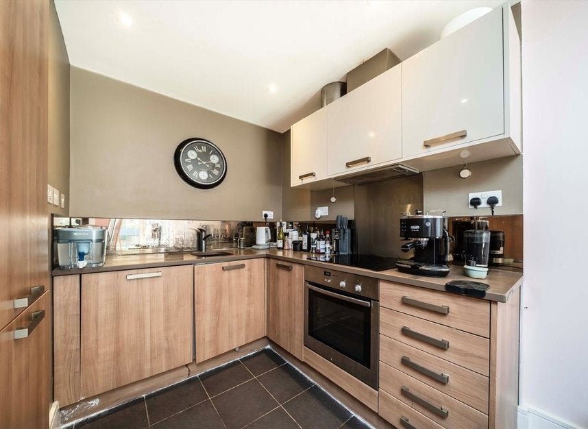 Flat Keystone Crescent in Greater London