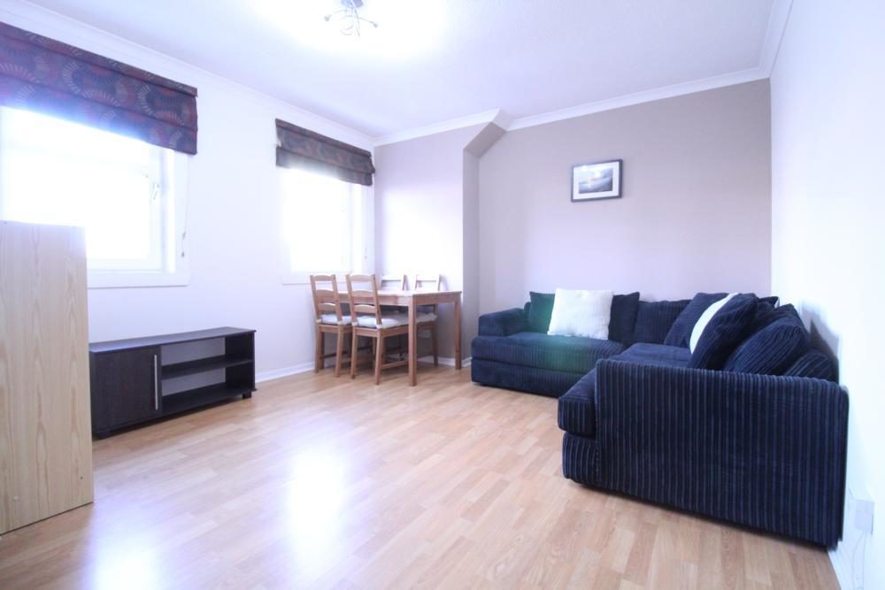 Flat York Way in London