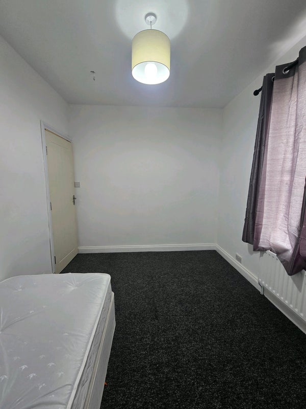 Room Leigh Road in Greater London
