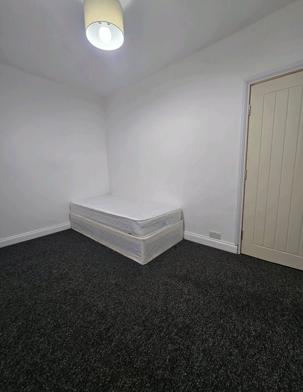 Room Leigh Road in Greater London