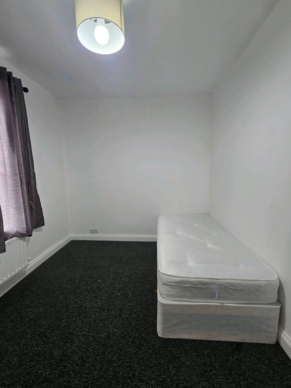 Room Leigh Road in Greater London