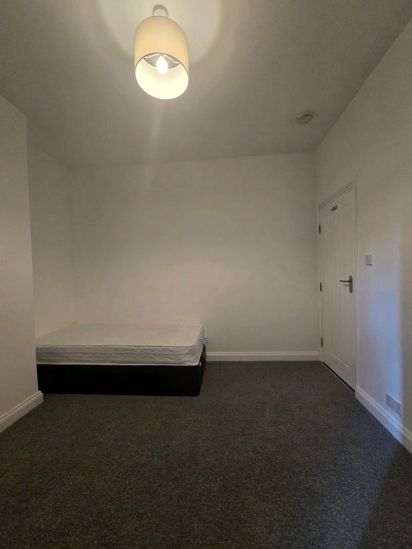 Room Leigh Road in Greater London